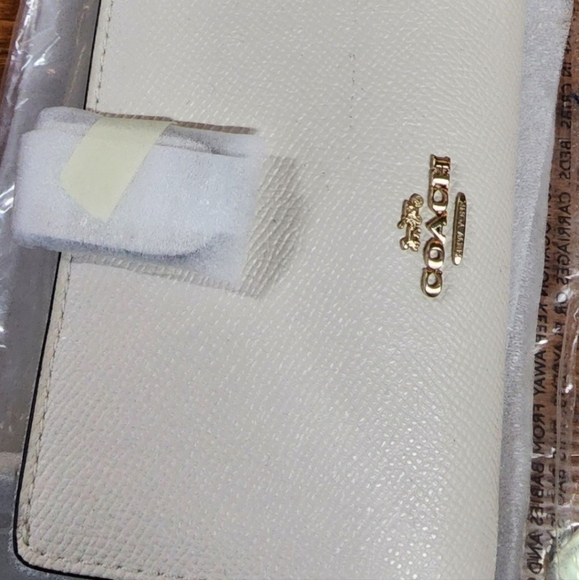 NEW Coach Medium Corner Zip Wallet - Picture 2 of 3